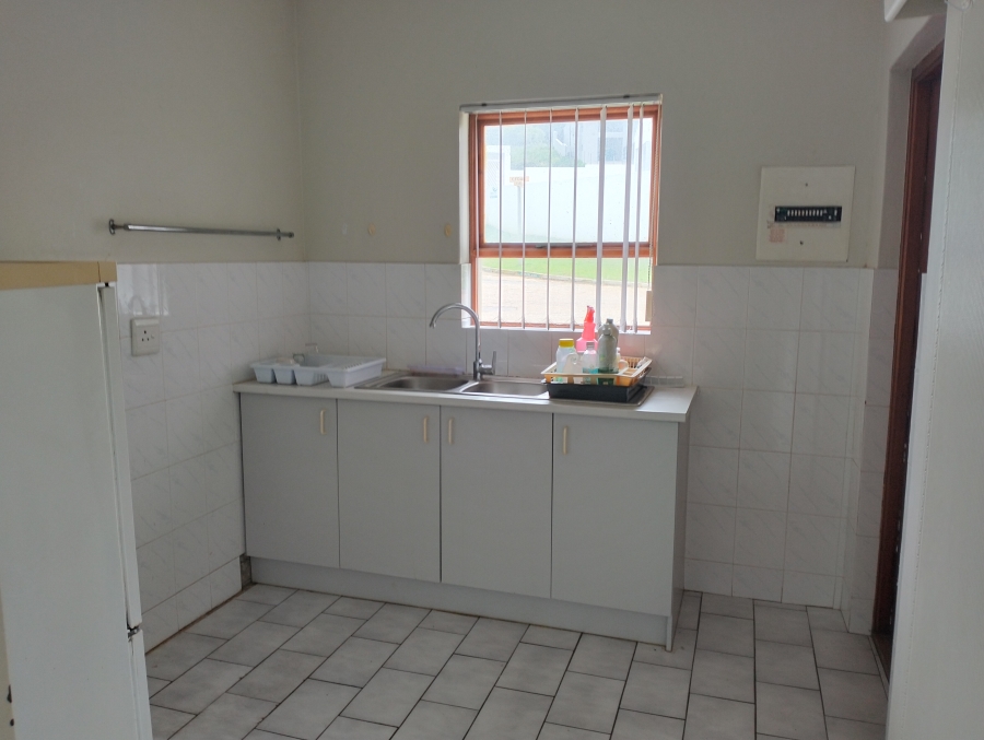 To Let 4 Bedroom Property for Rent in Wavecrest Eastern Cape